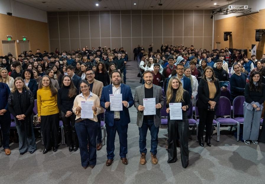 La provincia lanzó la campaña Compromiso por una Crianza Digital Saludable