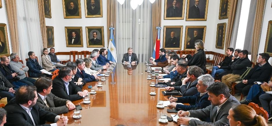 Frigerio reunió a intendentes y funcionarios para coordinar acciones ante el fenómeno de El Niño