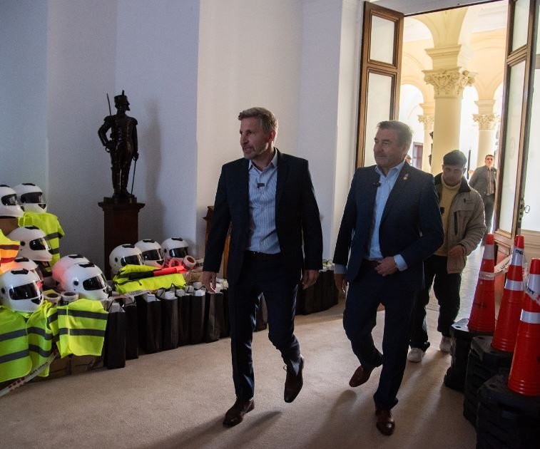 Frigerio entregó aportes y equipamiento para fortalecer la seguridad en 44 municipios y comunas