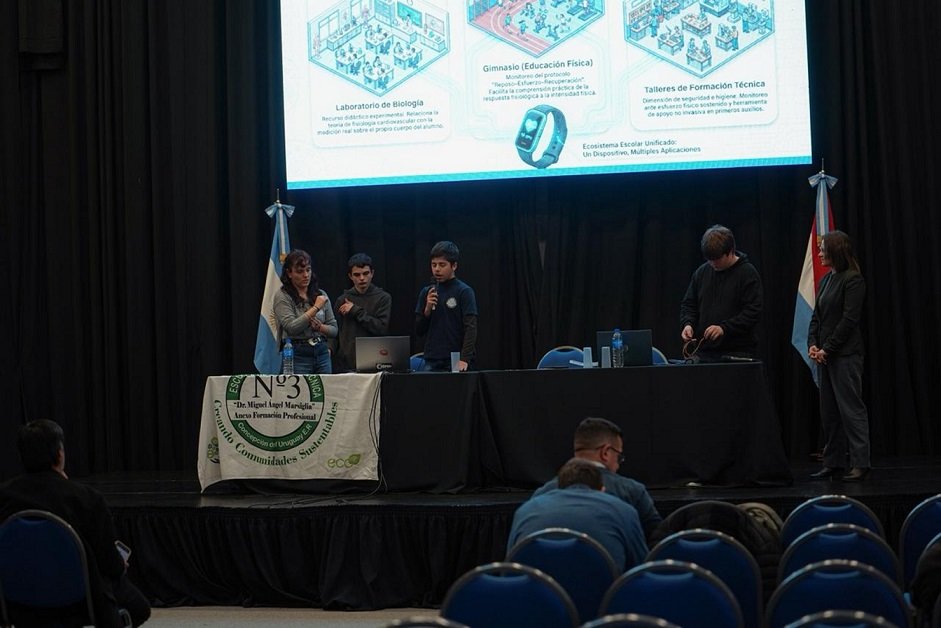 Estudiantes de la Escuela Técnica Marsiglia presentaron un brazalete inteligente en un congreso internacional