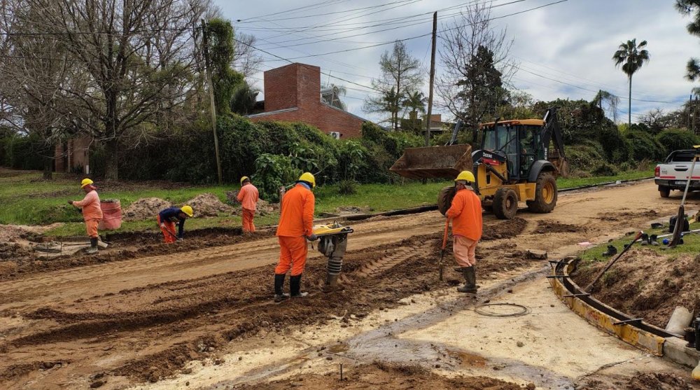 Se iniciaron los trabajos de pavimentación en calle San Juan y avanzan en 6 de Caballería