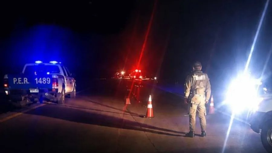 Volcó y se prendió fuego un camión cisterna con combustible en Ruta 14