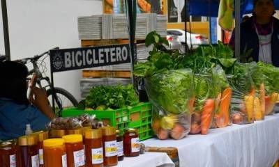 La feria de emprendedores de la economía social continúa durante agosto en Plaza 25 de Mayo.