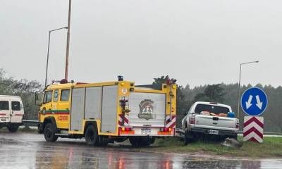 Una camioneta impactó violentamente contra el guardarraíl en uno de los retornos de la Autovía 14