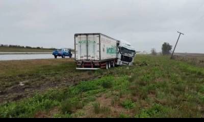 Un camión despistó en la Ruta 14 por una ráfaga de viento