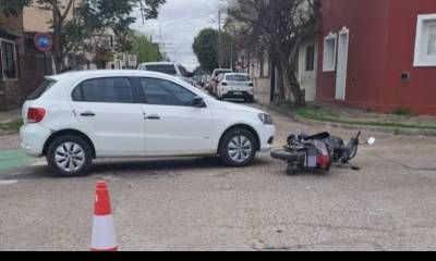 Accidente entre un auto y una moto