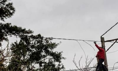 Vecinos intentaron engancharse del tendido eléctrico, pero derribaron el poste y cortaron el servicio