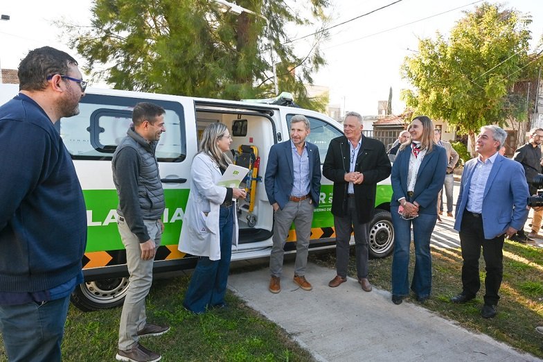 Frigerio entregó una nueva ambulancia al hospital de Viale