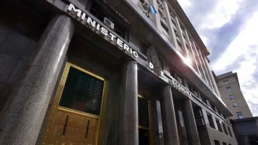 El gobierno ajustó 8 por ciento el gasto público en agosto, con fuerte recorte de fondos a las provincias