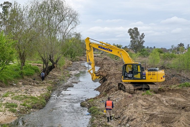 Avanzan las obras de saneamiento y limpieza del Arroyo Manzores