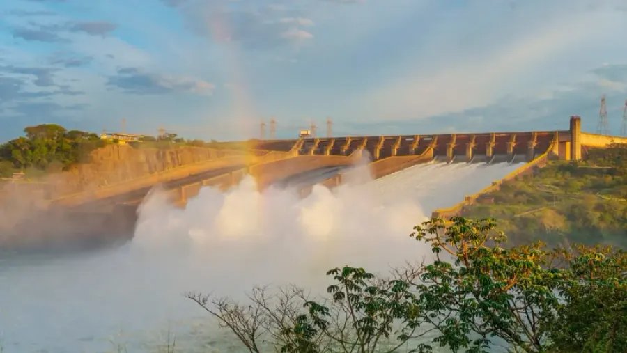 La represa Itaipú abrió una compuerta del vertedero tras las lluvias y se monitorea el río Paraná