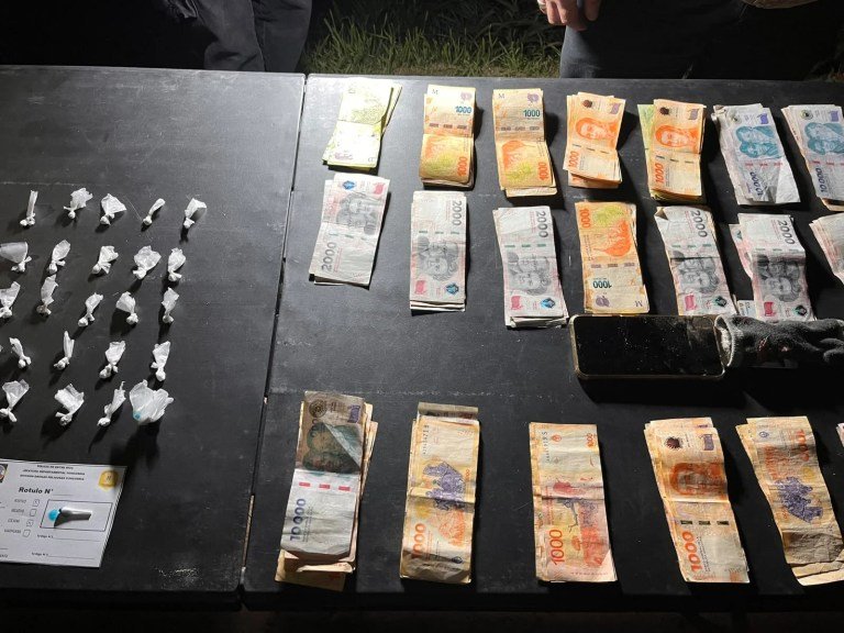 Dos detenidos y 50 envoltorios de cocaína secuestrados