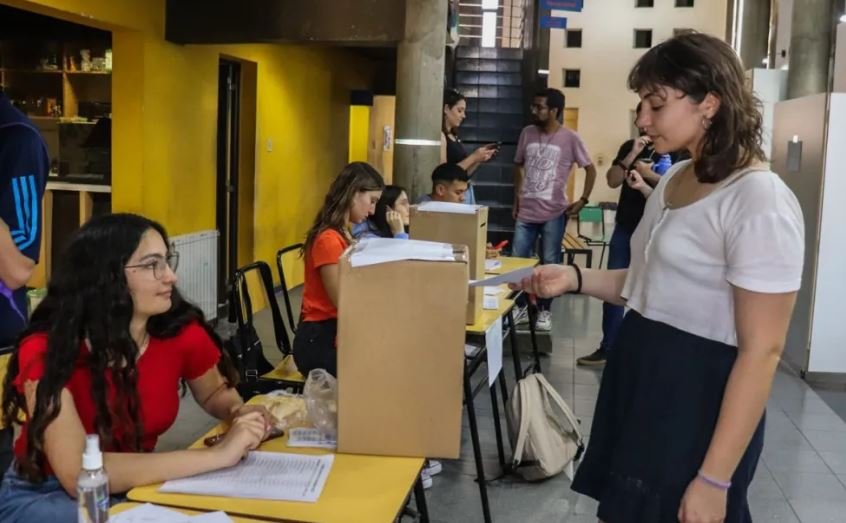 Boleta Única, paridad y debate obligatorio: Las claves del proyecto que busca renovar los Centros de Estudiantes.
