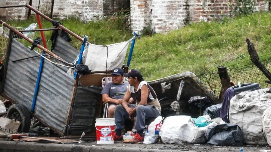 La pobreza subió al 32,3% en el primer semestre del año y afectó a 15,5 millones de personas