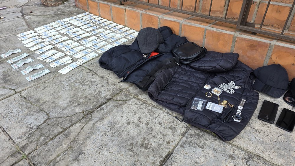 Dos estafadores fueron detenidos y secuestraron dinero y joyas