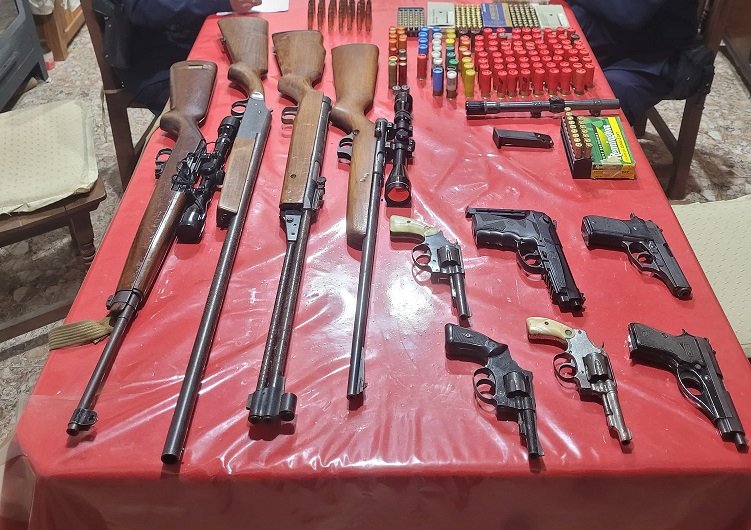 La Policía secuestró una importante cantidad de armas en una causa por violencia de género