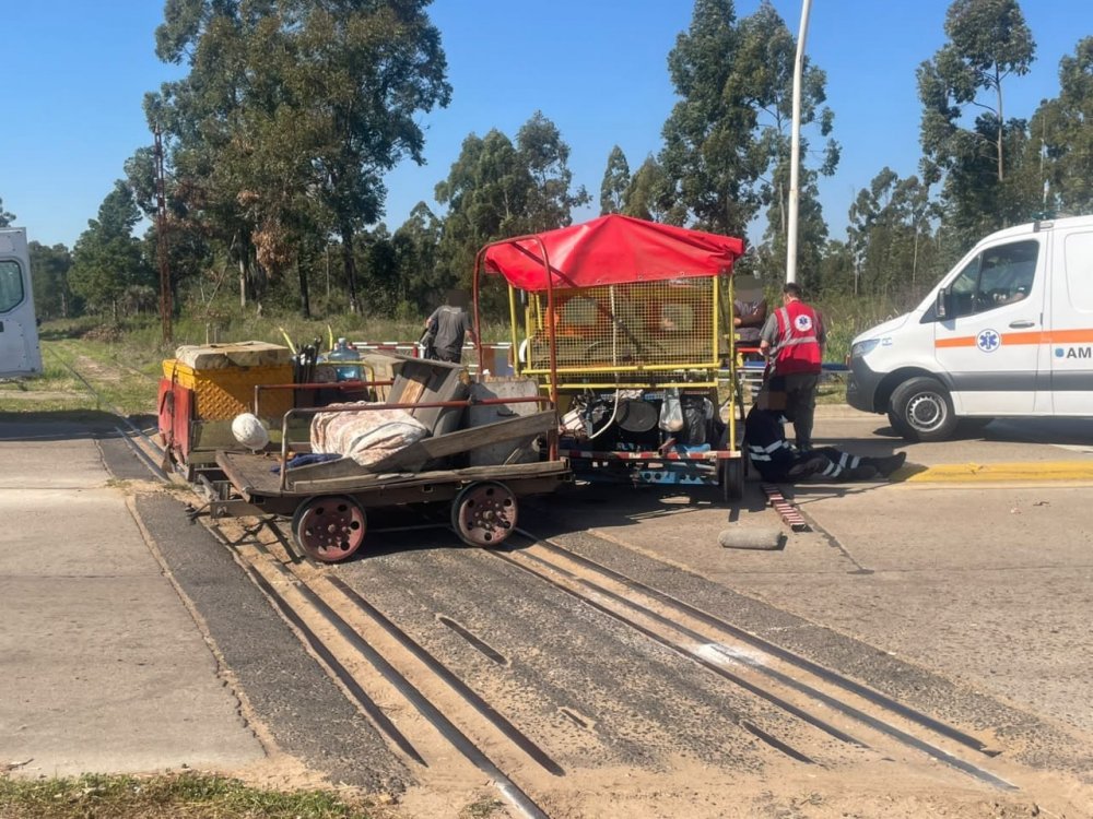 Siniestro vial entre un vehículo ferroviario y un camión: varios trabajadores resultaron lesionados.