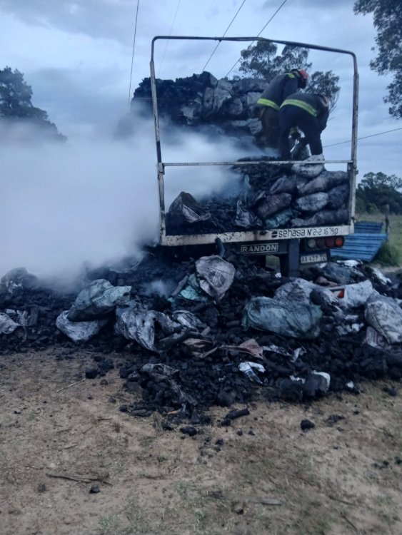 Un incendio afectó un semirremolque cargado con carbón y otro acoplado