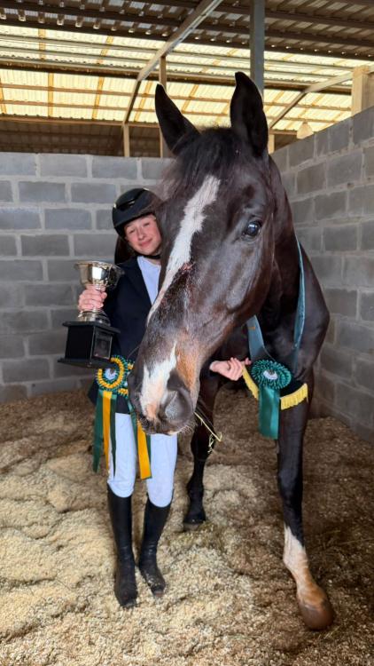 Sara Calza junto a su caballo Grama Chesdiamant