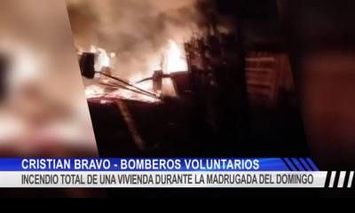 Un incendio consumió por completo una casilla durante la madrugada de este domingo