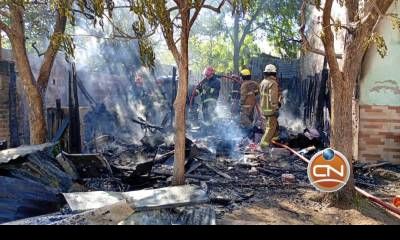Incendio total en una vivienda en Barrio San Miguel: un joven de 18 años fue trasladado al hospital.