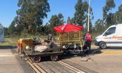 Siniestro vial entre un vehículo ferroviario y un camión: varios trabajadores resultaron lesionados.