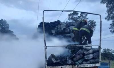 Un incendio afectó un semirremolque cargado con carbón y otro acoplado