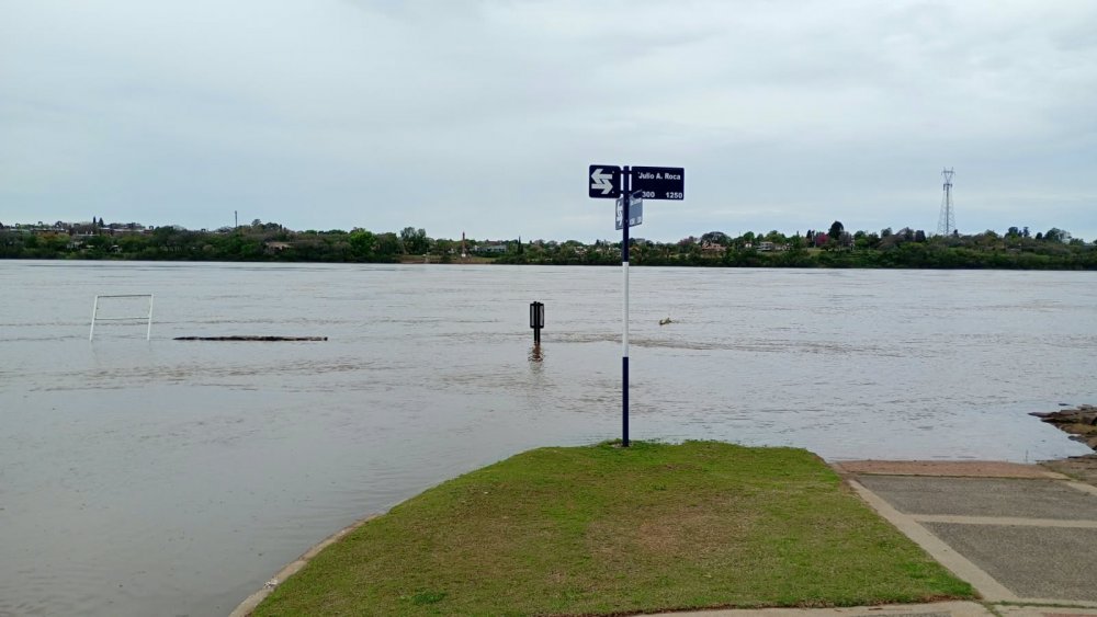 El río Uruguay superó los 10 metros y avanza por la Costanera baja de Concordia.