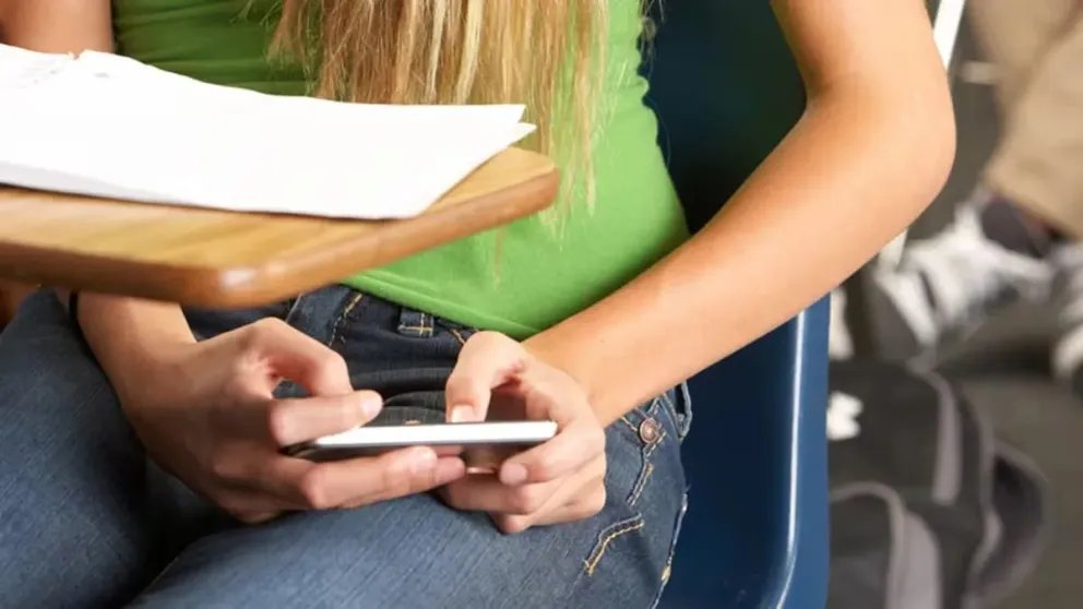 Se presentaron tres proyectos para regular el uso de celulares en las aulas, pero ninguno fue tratado