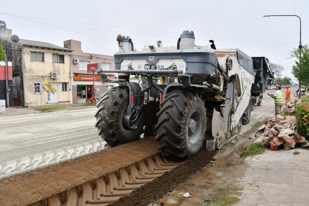 Comenzaron las obras de repavimentación y bacheo en calle Tavella