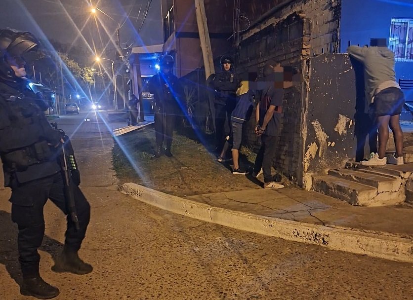 Varias personas identificadas, motocicletas controladas y secuestro de cocaína por la Policía