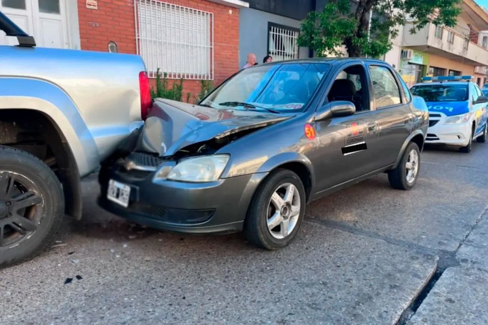 Un remisero se habría descompensado y chocó contra una camioneta estacionada