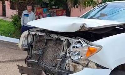 Fuerte choque entre dos camionetas dejó importantes daños materiales