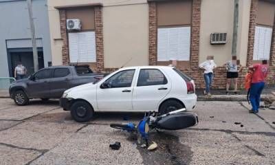 Un joven fue hospitalizado tras un choque entre un auto y una moto