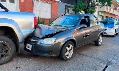 Un remisero se habría descompensado y chocó contra una camioneta estacionada